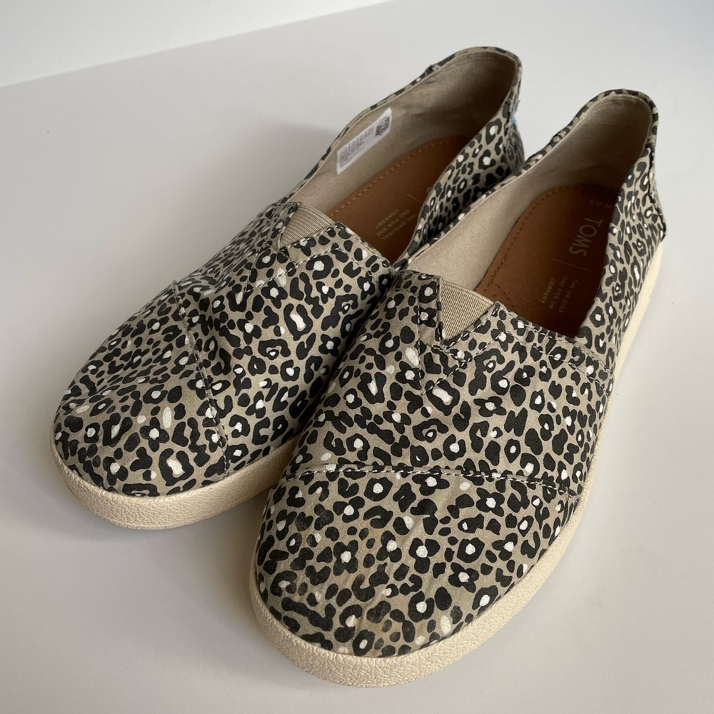 TOMS classic canvass slip-ons leopard print sz 8.5